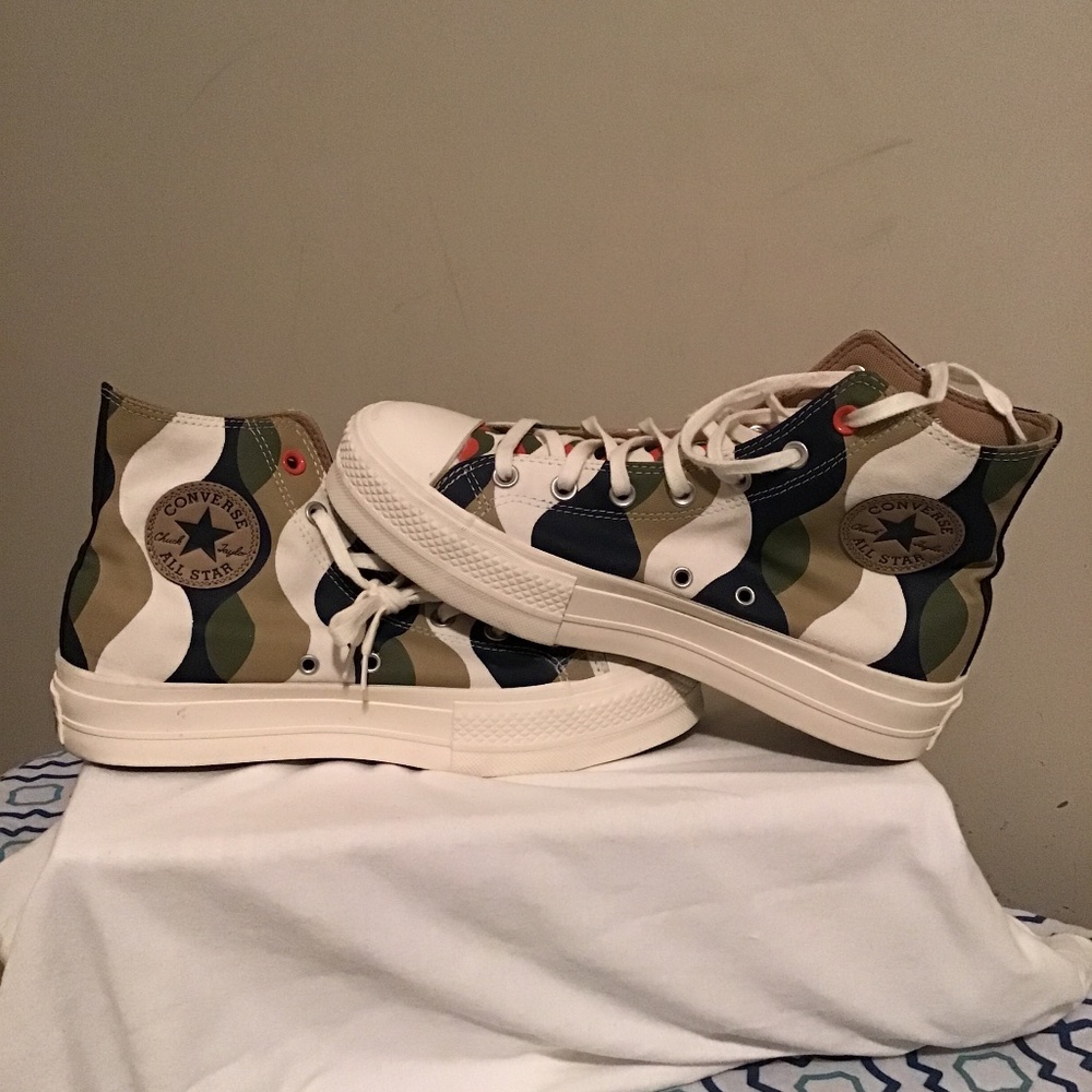 😎CONVERSE, size 9.5, worn twice, see photos , no box